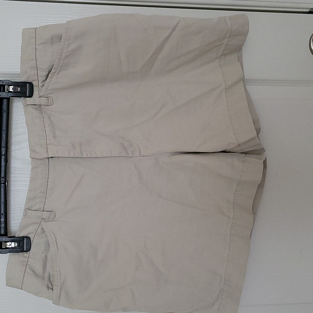 Beige 100% cotton shorts. Size 18. Waist 19". Extra Botton.